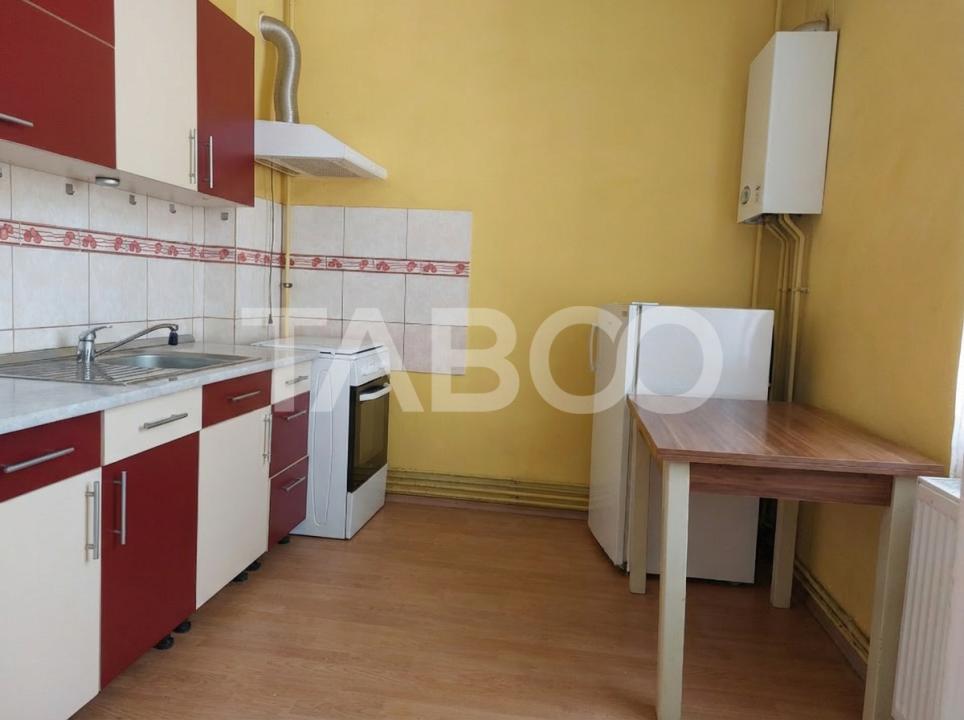 Apartament la casa 52 mp 2 camere terasa pivnita central Cisnadie