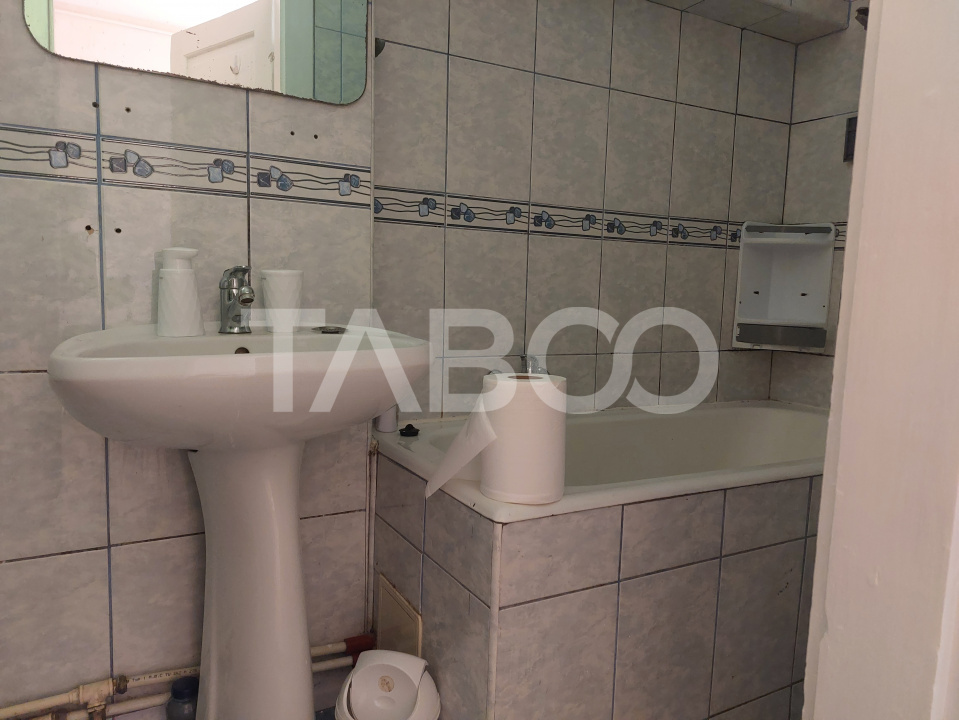Apartament la casa 52 mp 2 camere terasa pivnita central Cisnadie
