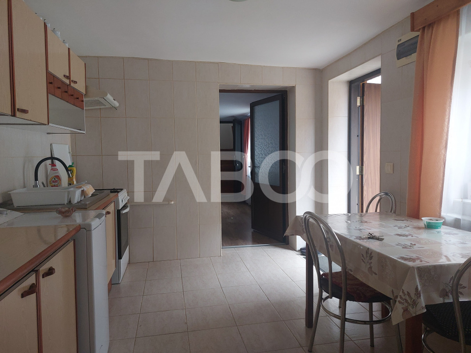 Apartament la casa 97 mpu 5 camere 2 bucatarii 3 bai gradina Cisnadie in Cisnadie - Lungă