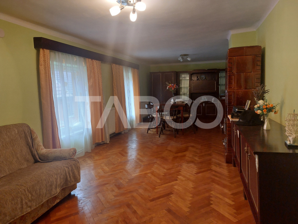 Apartament la casa 97 mpu 5 camere 2 bucatarii 3 bai gradina Cisnadie