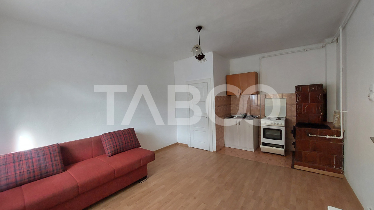 Apartament la casa de vanzare 2 camere curte 120 mp zona Turnisor