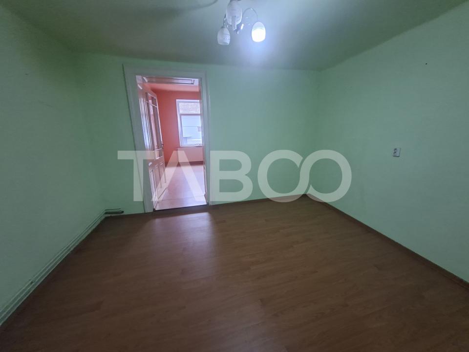Apartament la casa de vanzare 2 camere garaj curte comuna cu 2 vecini