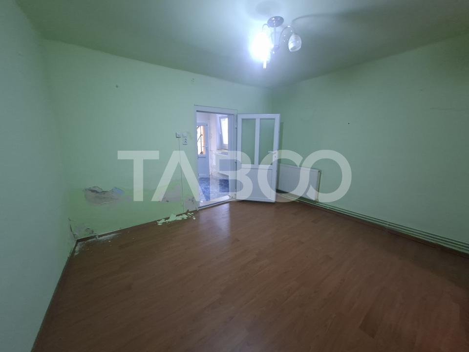 Apartament la casa de vanzare 2 camere garaj curte comuna cu 2 vecini