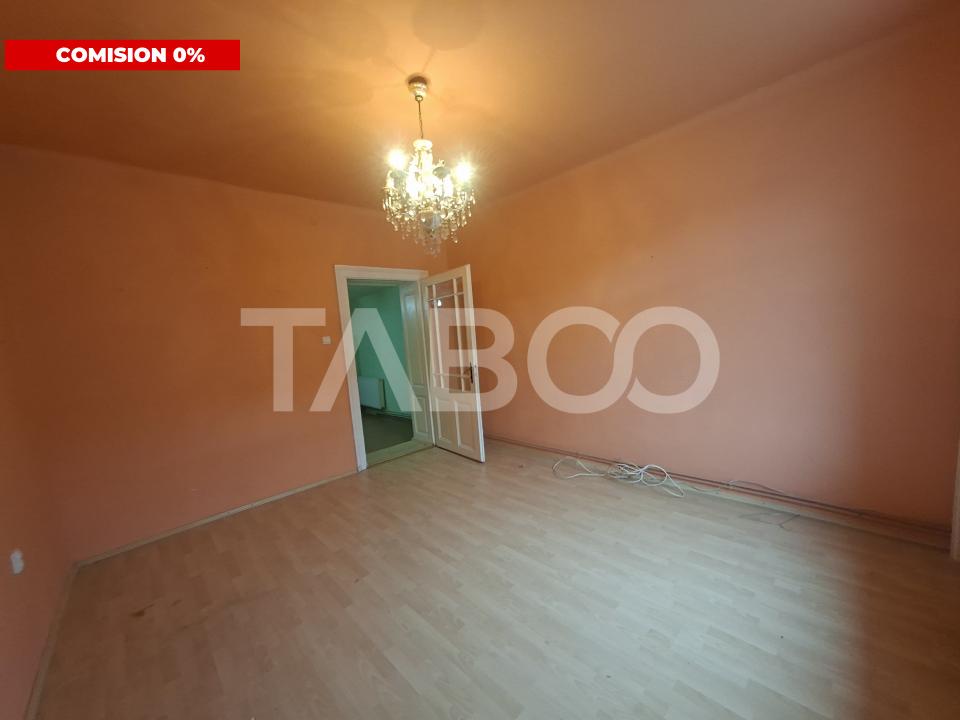 Apartament la casa de vanzare 2 camere garaj curte comuna cu 2 vecini