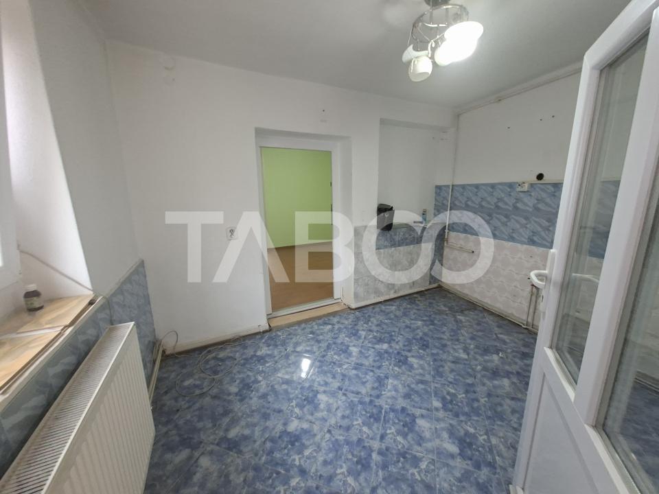 Apartament la casa de vanzare 2 camere garaj curte comuna cu 2 vecini