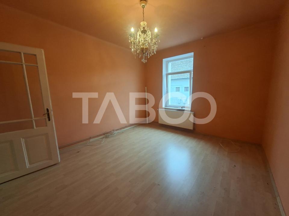 Apartament la casa de vanzare 2 camere garaj curte comuna cu 2 vecini