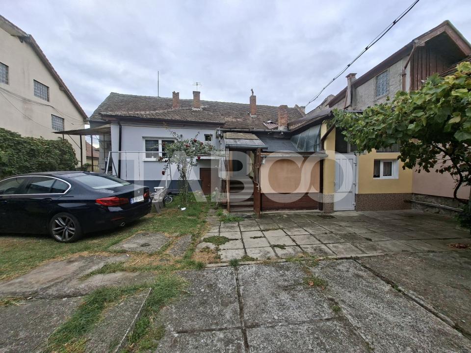 Apartament la casa de vanzare 2 camere garaj curte comuna cu 2 vecini