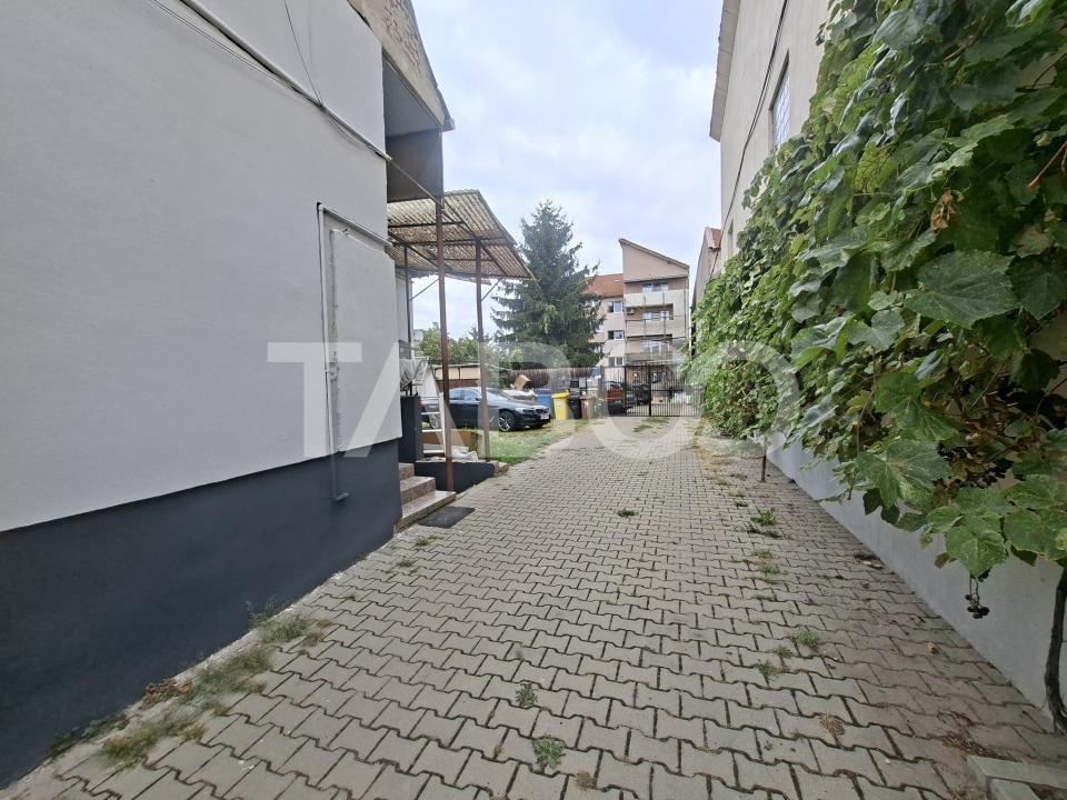 Apartament la casa de vanzare 2 camere garaj curte comuna cu 2 vecini