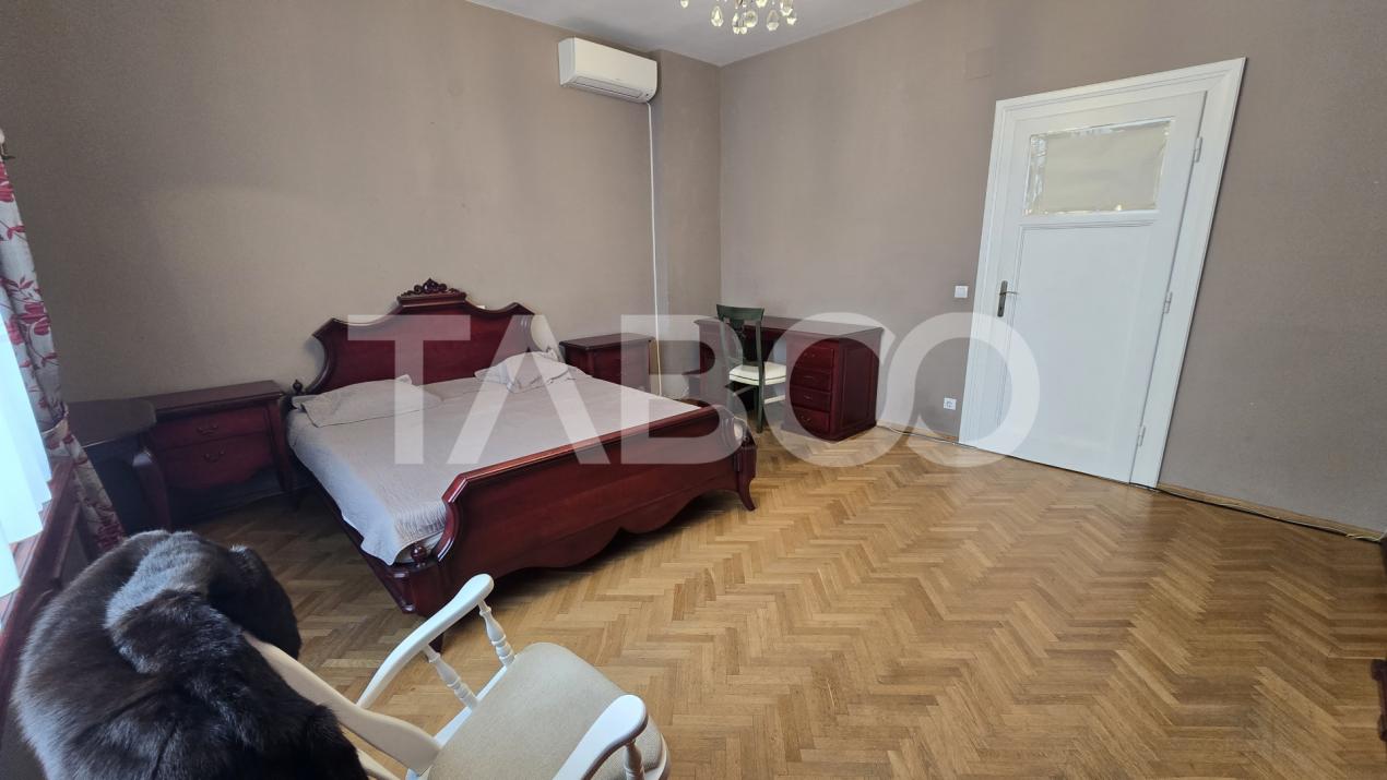 Apartament la casa de vanzare 3 camere gradina proprie zona Centrala
