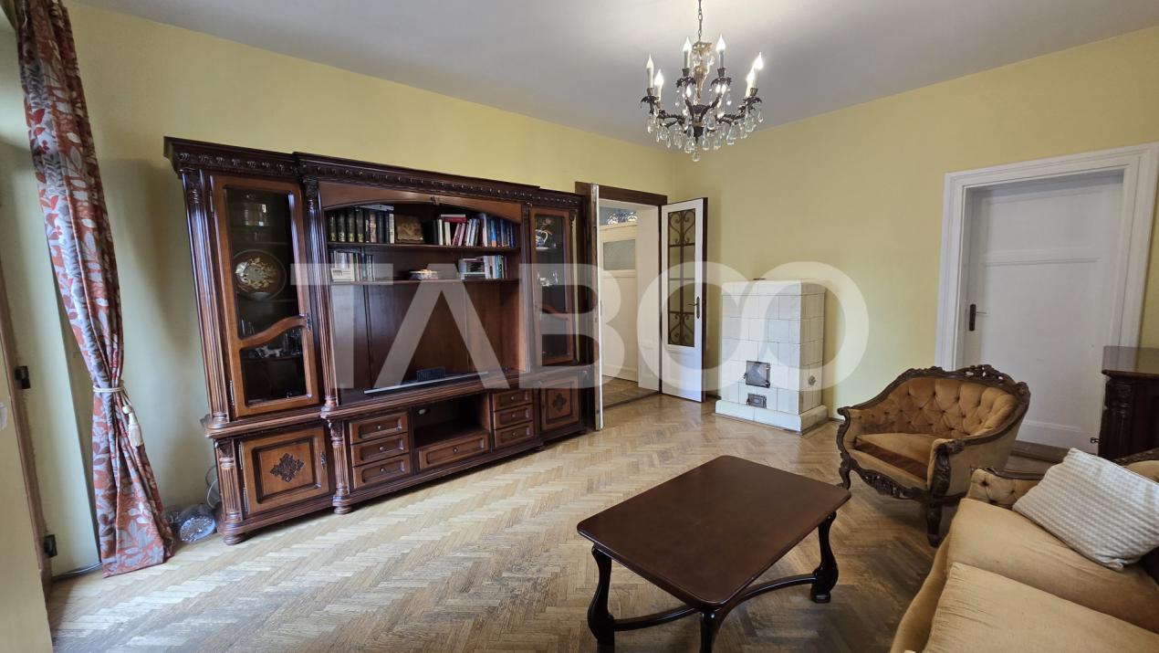 Apartament la casa de vanzare 3 camere gradina proprie zona Centrala