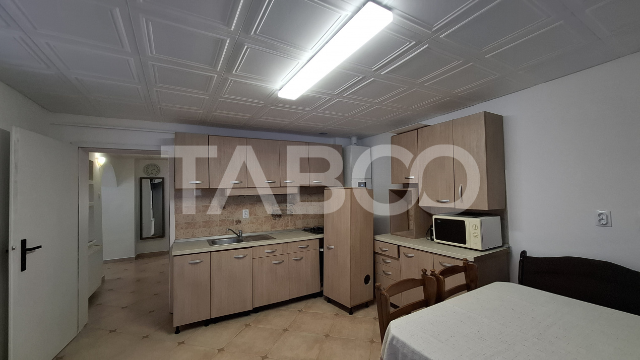 Apartament la casa de vanzare 82 mp 2 camere curte zona Vasile Aaron