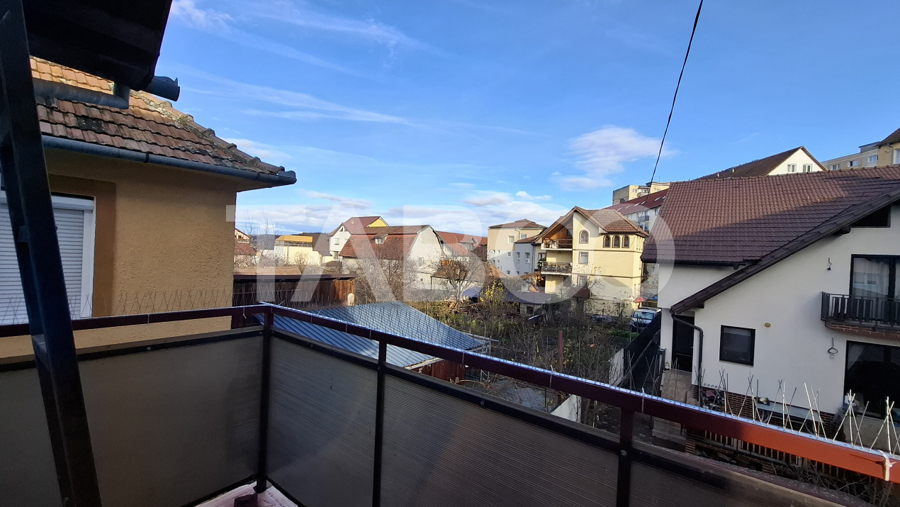 Apartament la casa de vanzare 82 mp 2 camere curte zona Vasile Aaron