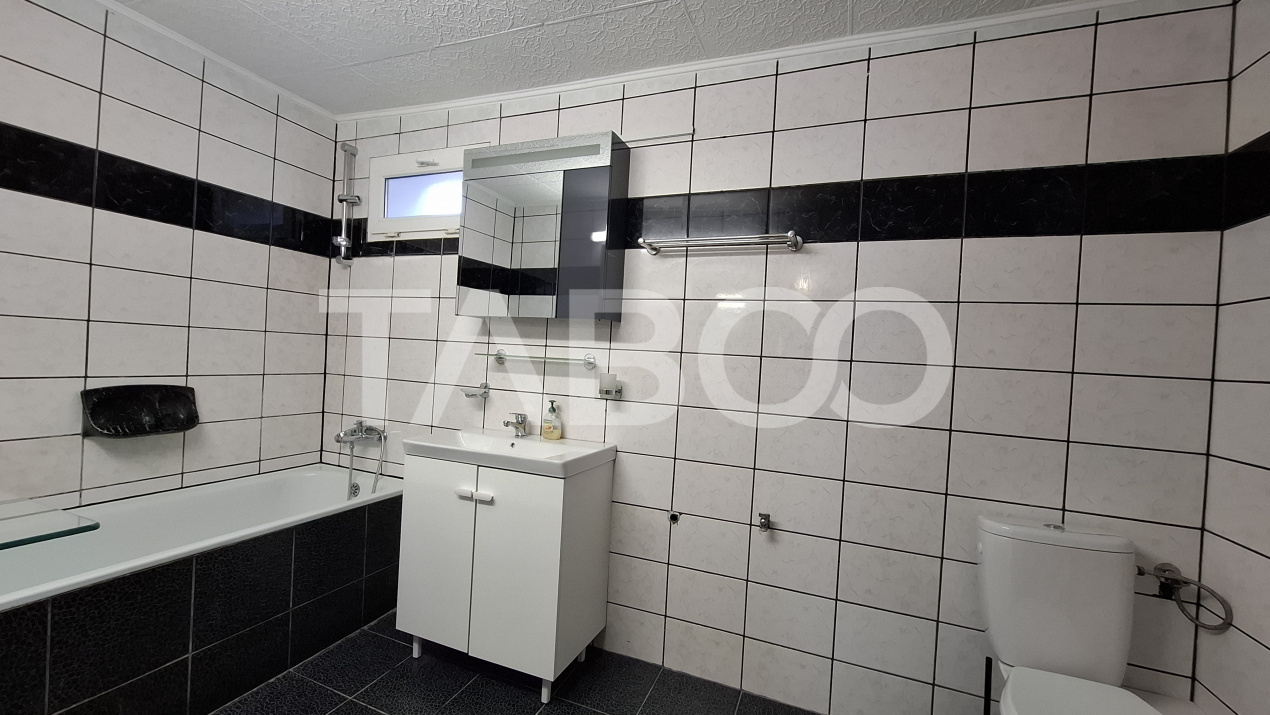 Apartament la casa de vanzare 82 mp 2 camere curte zona Vasile Aaron