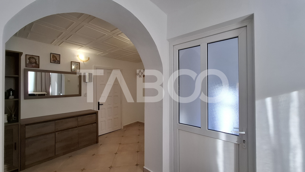 Apartament la casa de vanzare 82 mp 2 camere curte zona Vasile Aaron