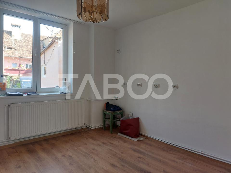 Apartament la curte 35mp 2 camere pivnita gradina str Magurii Cisnadie