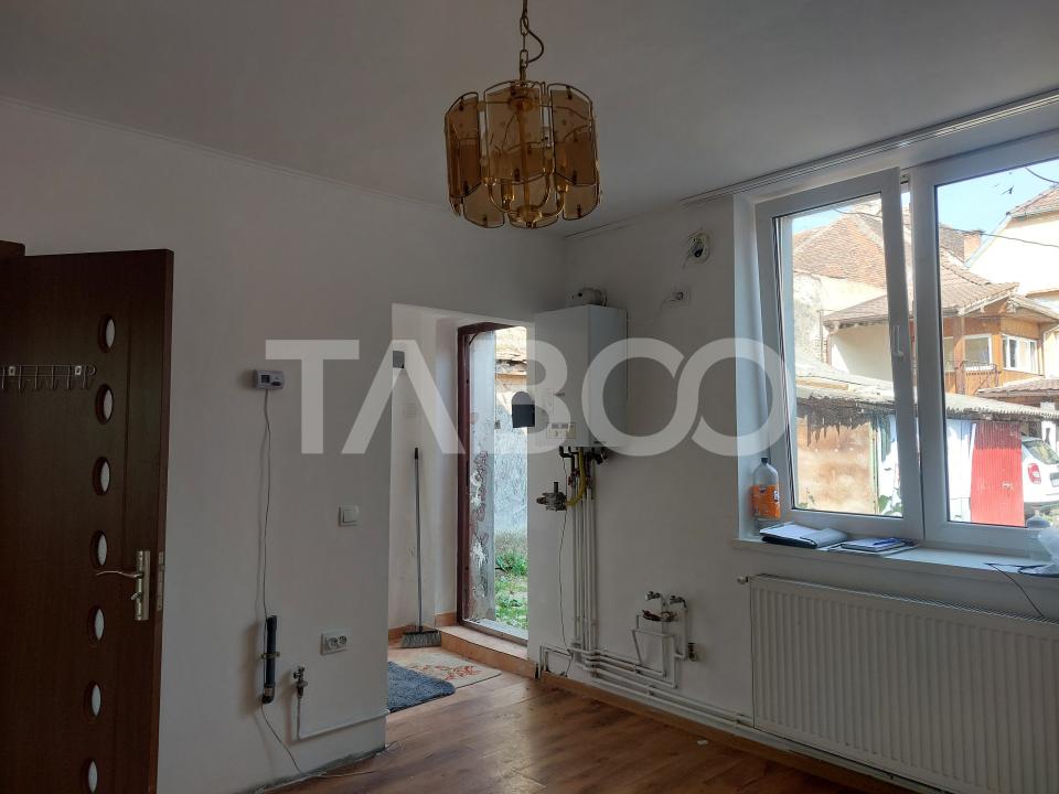 Apartament la curte 35mp 2 camere pivnita gradina str Magurii Cisnadie
