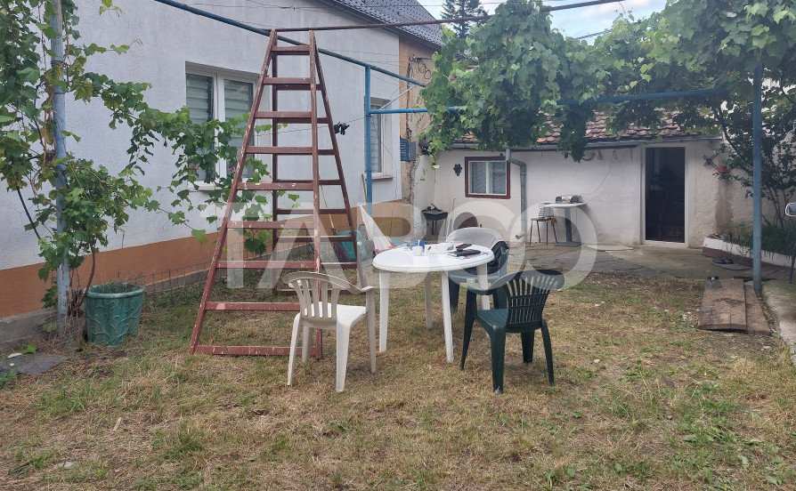 Apartament la curte comuna 3 camere 74 mpu loc parcare 54 mp teren