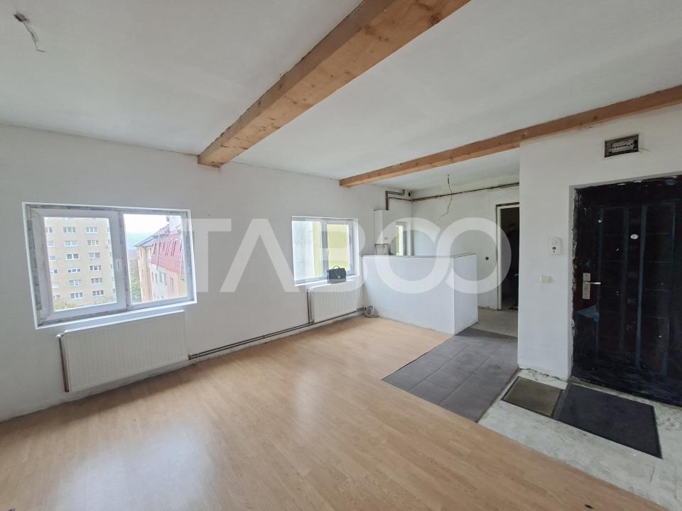 Apartament la mansarda de vanzare 3 camere Vasile Aaron