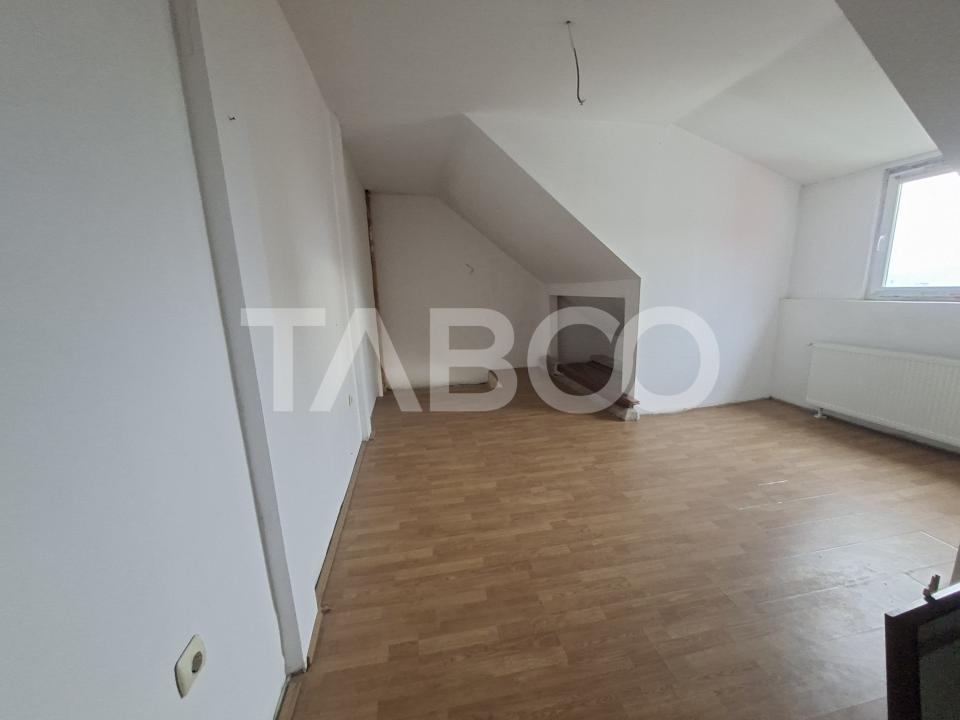 Apartament la mansarda de vanzare 3 camere Vasile Aaron