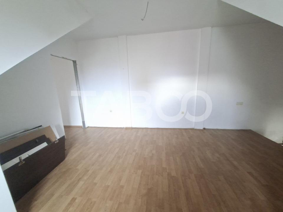 Apartament la mansarda de vanzare 3 camere Vasile Aaron