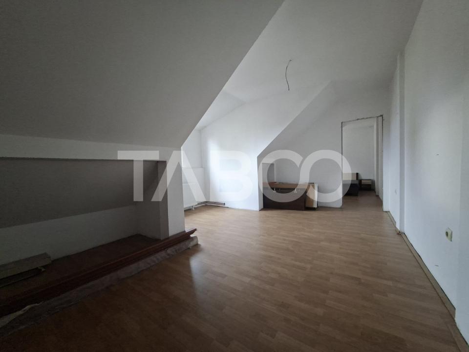 Apartament la mansarda de vanzare 3 camere Vasile Aaron