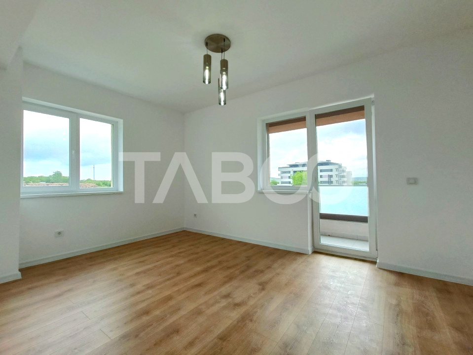Apartament la parter inalt cu 3 camere si bucatarie separata