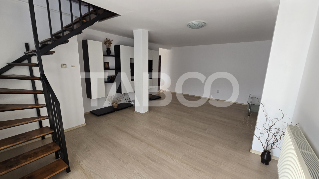 Apartament luminos de vanzare Tilisca 3 camere balcon