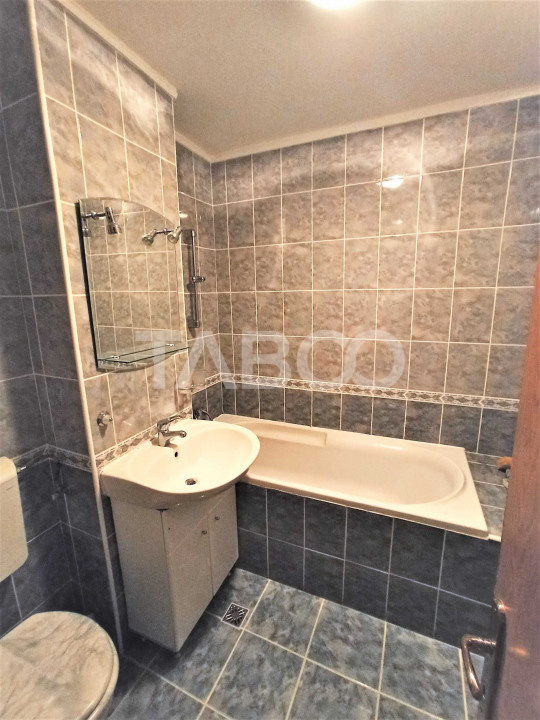Apartament pentru muncitori 4 camere si 2 balcoane Mihai Viteazul
