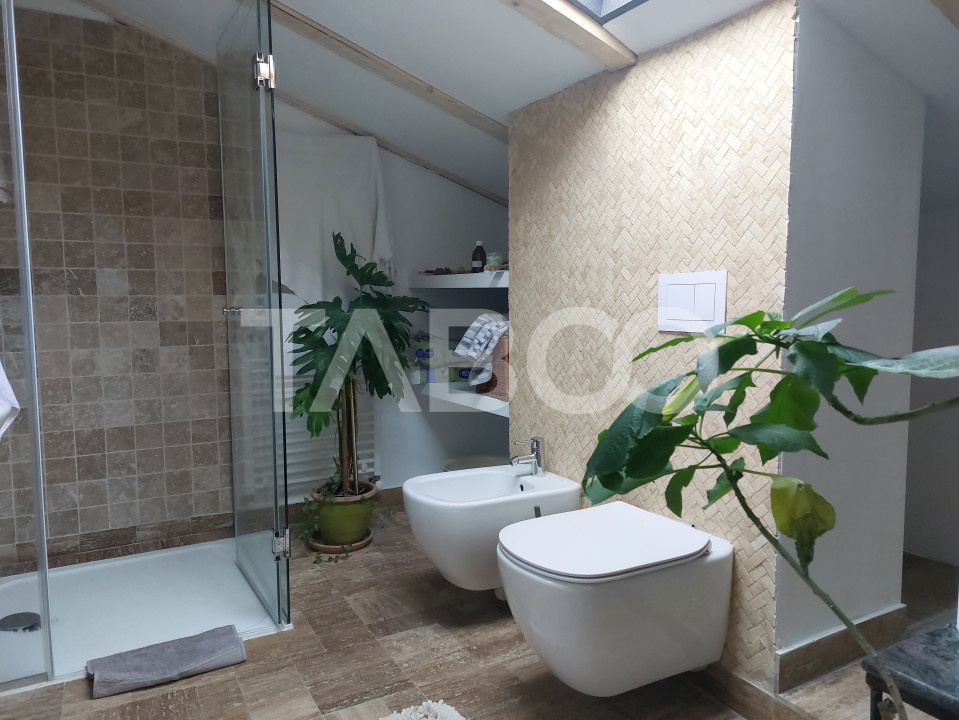 Apartament renovat 105mp 3 camere curte proprie 340mp in acte Cisnadie