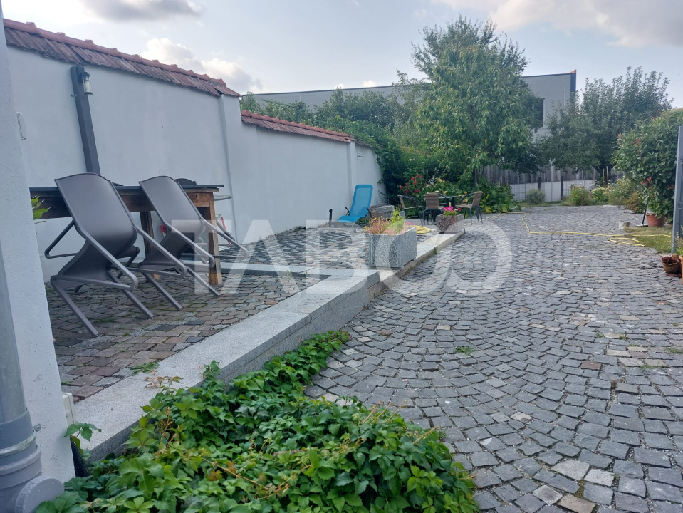 Apartament renovat 105mp 3 camere curte proprie 340mp in acte Cisnadie