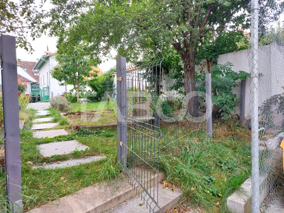 Apartament renovat 105mp 3 camere curte proprie 340mp in acte Cisnadie