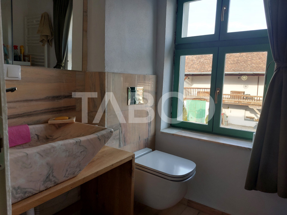 Apartament renovat 105mp 3 camere curte proprie 340mp in acte Cisnadie