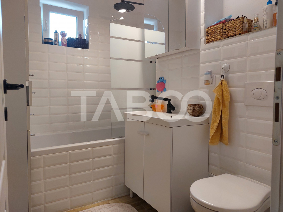 Apartament renovat 66 mp 3 camere 2 bai balcon pivnita Cisnadie