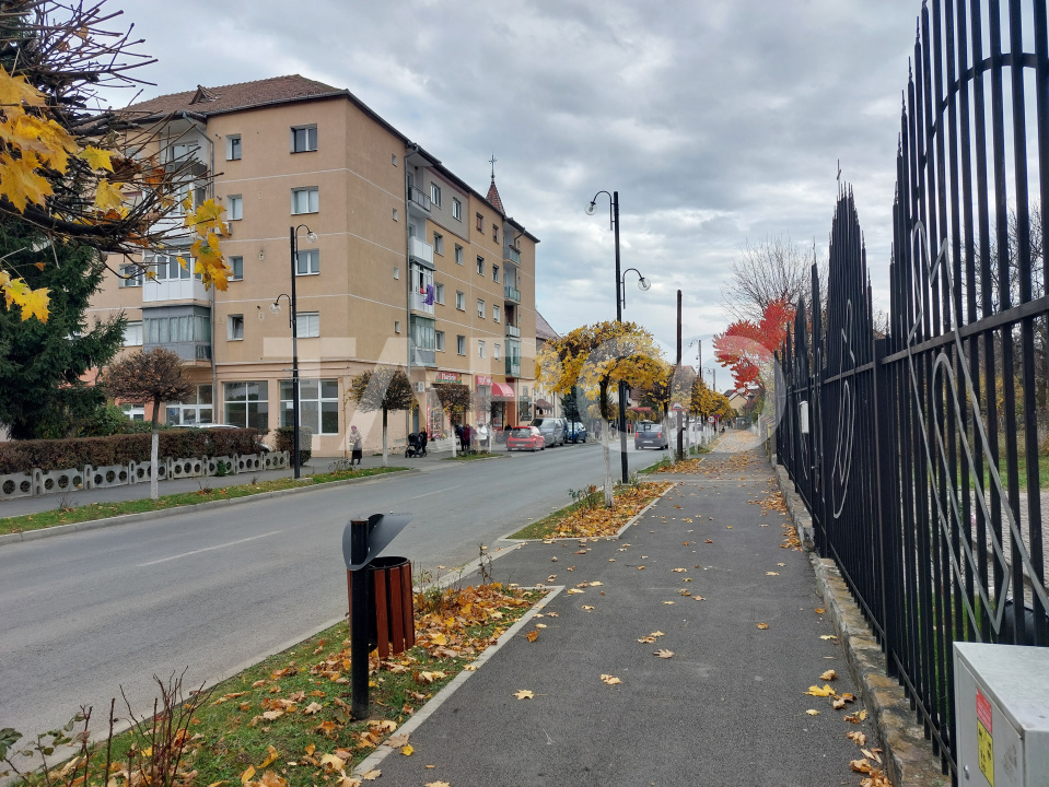 Apartament renovat 66 mp 3 camere 2 bai balcon pivnita Cisnadie