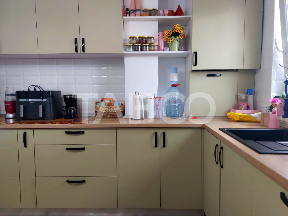 Apartament renovat 66 mp 3 camere 2 bai balcon pivnita Cisnadie