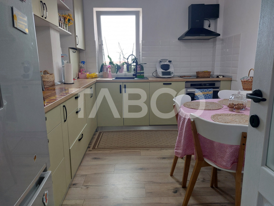 Apartament renovat 66 mp 3 camere 2 bai balcon pivnita Cisnadie