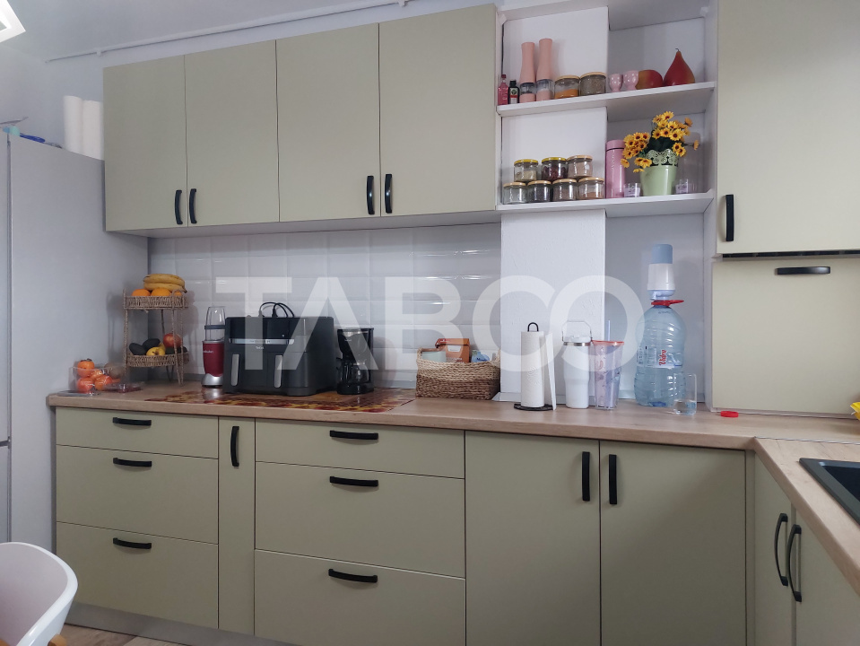 Apartament renovat 66 mp 3 camere 2 bai balcon pivnita Cisnadie