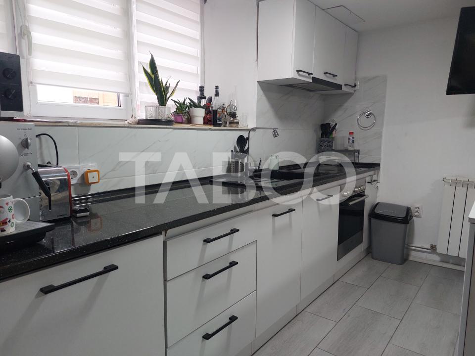 Apartament renovat complet 47 mp 3 camere str Tesatorilor Cisnadie