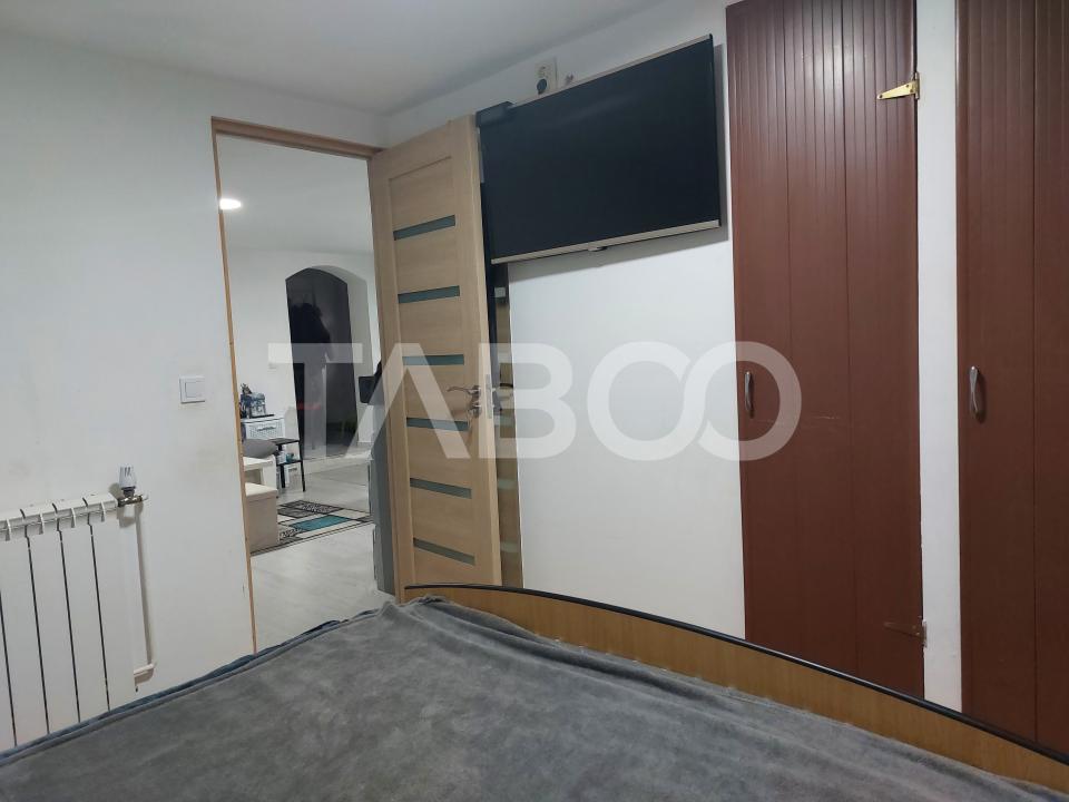 Apartament renovat complet 47 mp 3 camere str Tesatorilor Cisnadie