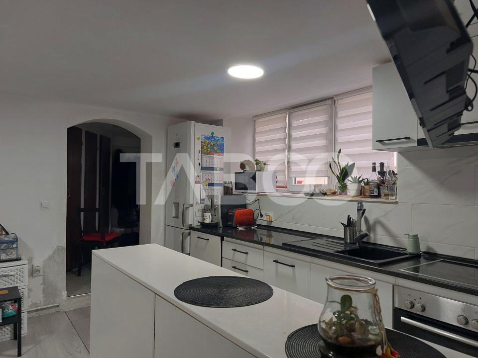Apartament renovat complet 47 mp 3 camere str Tesatorilor Cisnadie
