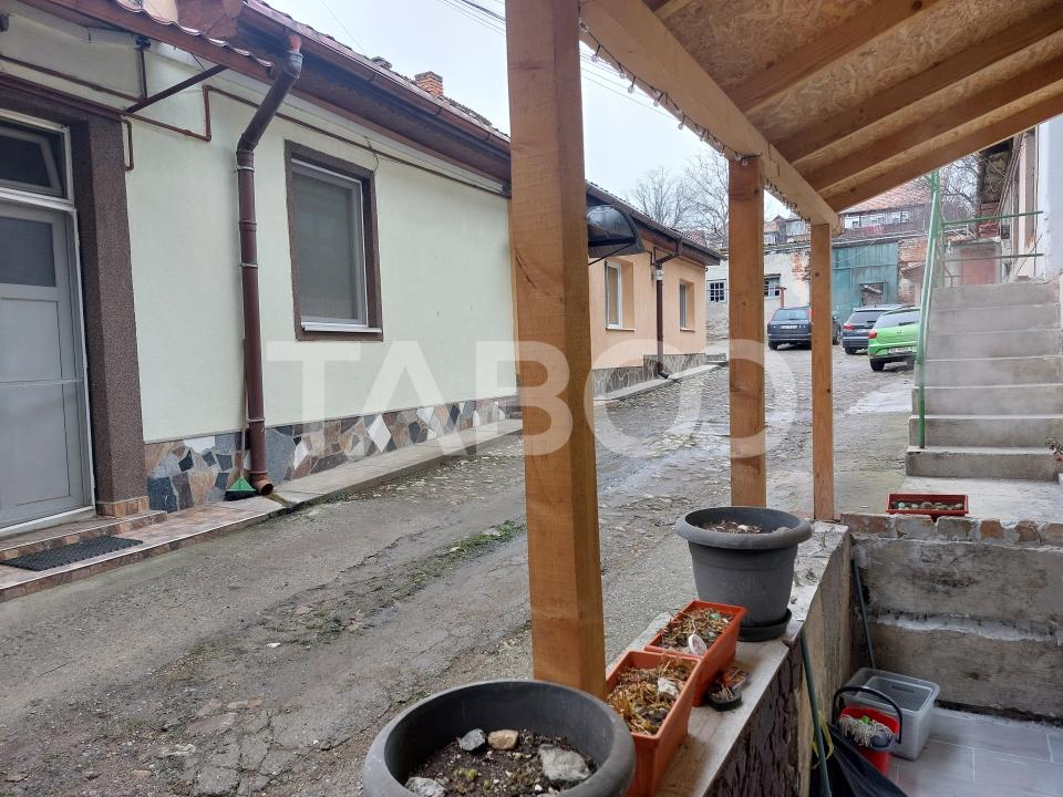 Apartament renovat complet 47 mp 3 camere str Tesatorilor Cisnadie