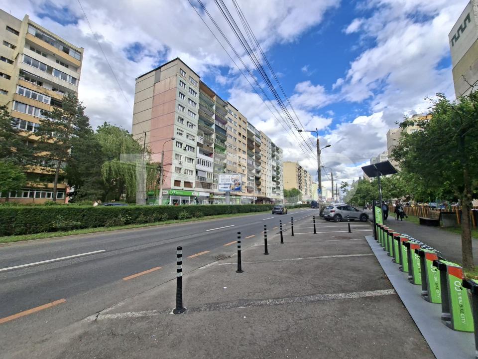 Apartament renovat de vanzare 3 camere balcon pivnita Mihai Viteazul