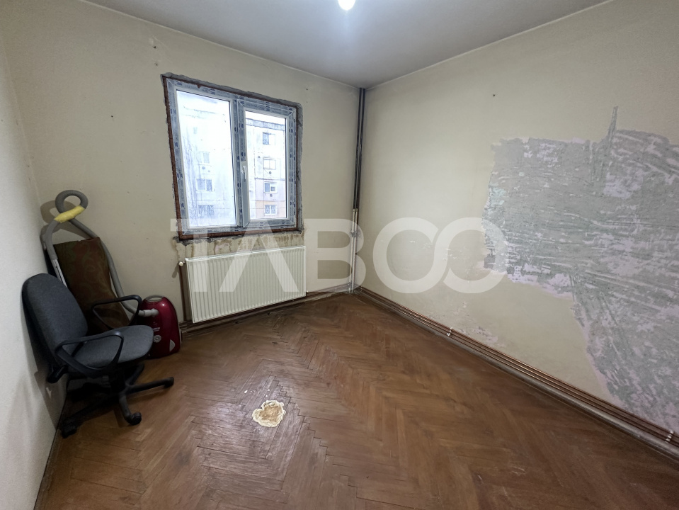 Apartament semidecomandat 2 camere balcon etaj 2 zona Negoiului