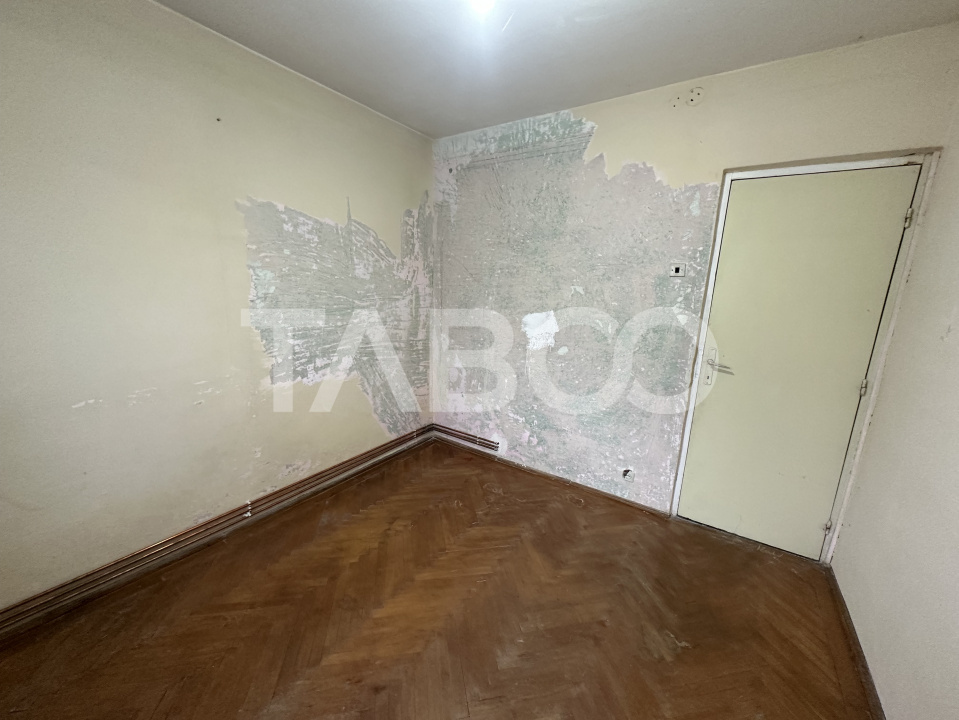 Apartament semidecomandat 2 camere balcon etaj 2 zona Negoiului