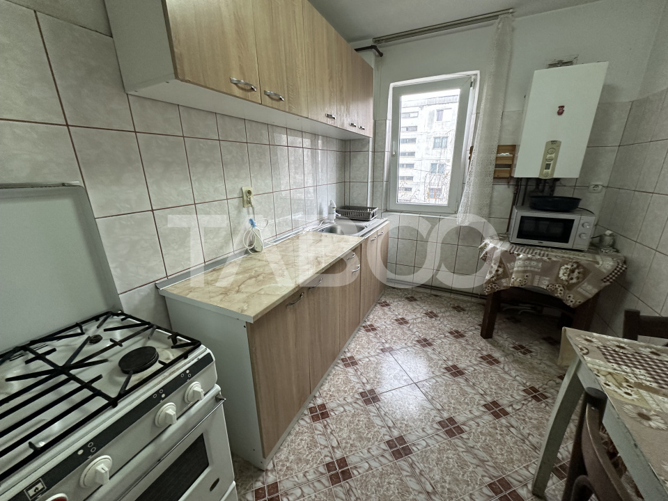 Apartament semidecomandat 2 camere balcon etaj 2 zona Negoiului