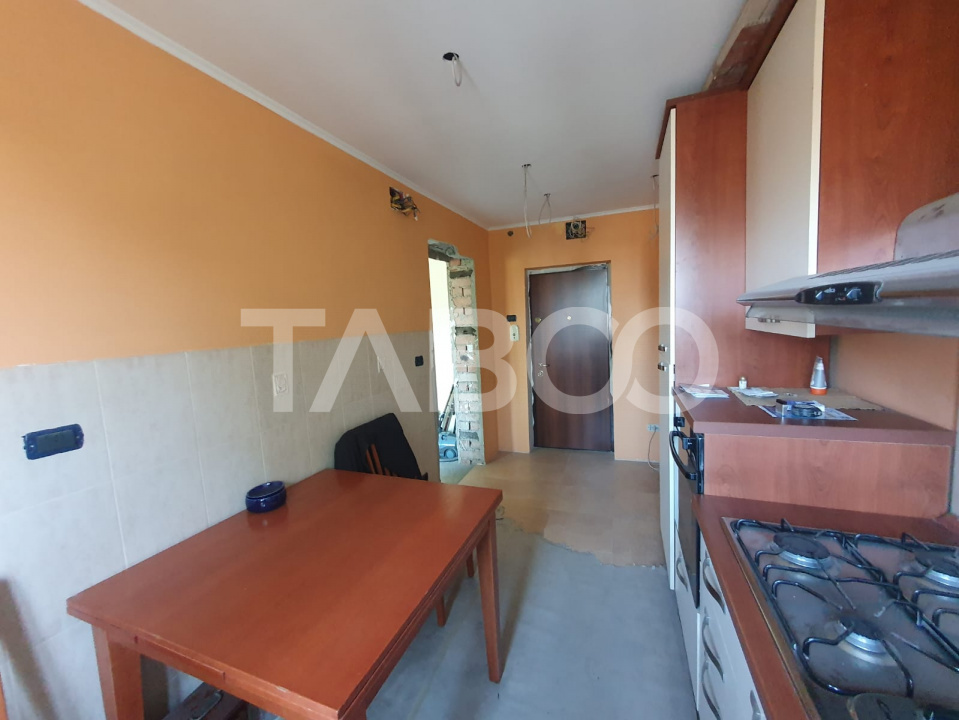 Apartament semidecomandat 2 camere etaj 2 zona 13 Decembrie