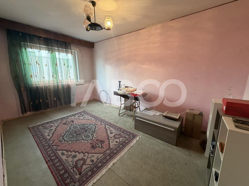 Apartament semidecomandat 4 camere 2 bai etaj 4 zona 1 Decembrie 1918
