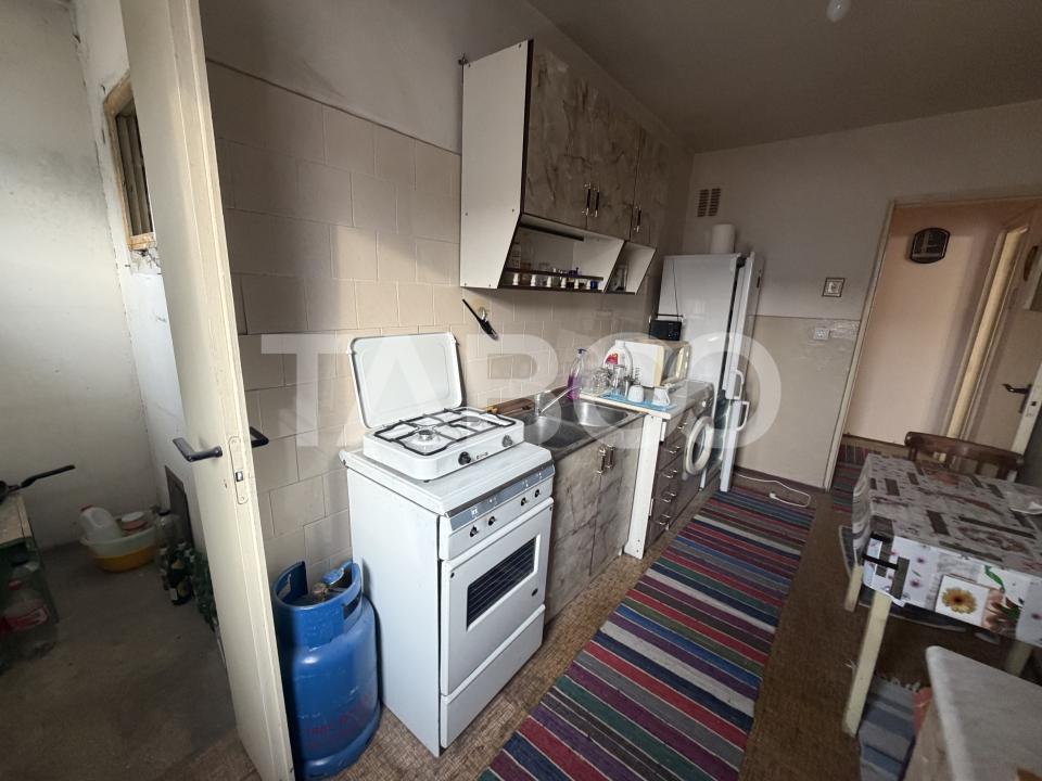 Apartament semidecomandat 4 camere 2 bai etaj 4 zona 1 Decembrie 1918