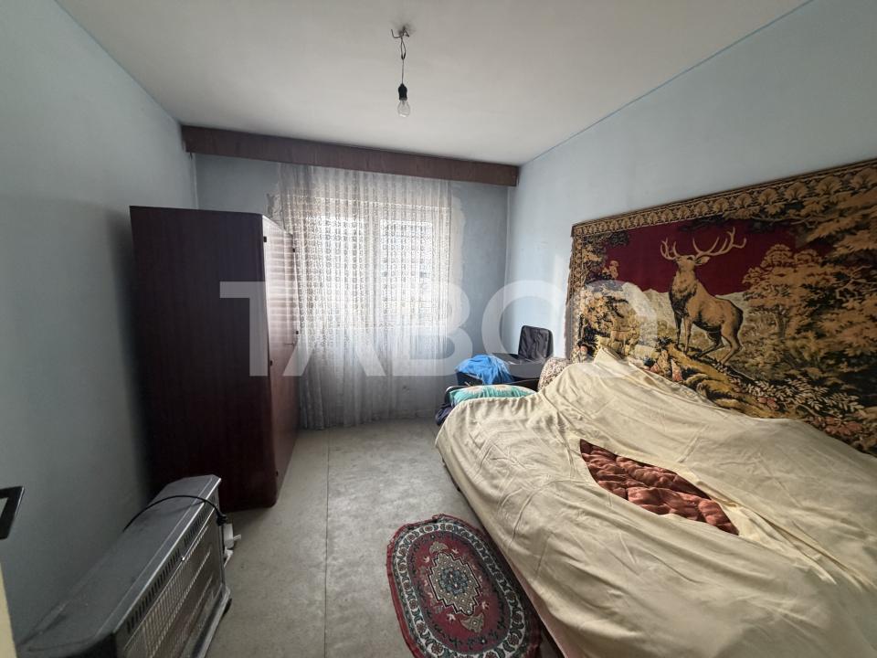 Apartament semidecomandat 4 camere 2 bai etaj 4 zona 1 Decembrie 1918