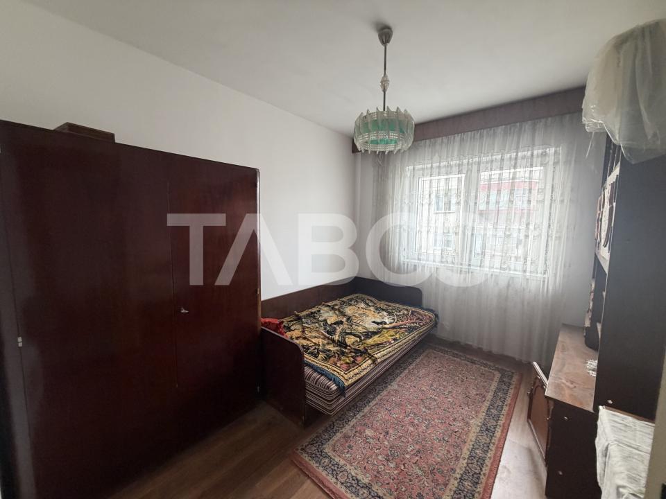 Apartament semidecomandat 4 camere 2 bai etaj 4 zona 1 Decembrie 1918